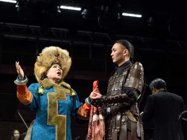 В Хакасской филармонии идут последние репетиции перед премьерой оперы «Алтын Чӱс»