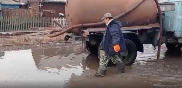 В Абакане продолжается откачка талых вод с улиц и вывоз снега