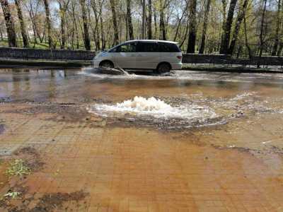 В Абакане затопило дорогу на улице Вяткина