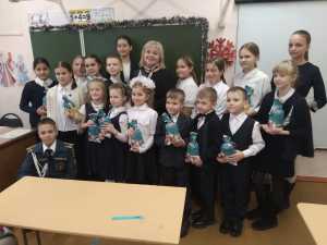 Лучшие ученики школ №№ 2, 7 и 20 Абакана традиционно поучили подарки от депутата ВС РХ Ольги Ширковец