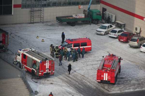 Семь пожарных машин приехали к кинотеатру в Абакане