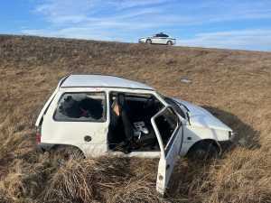 Автомобиль опрокинулся в кювет на трассе Абакан - Саяногорск