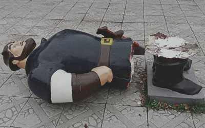 Хулиганы сломали фигуру богатыря в Черногорске