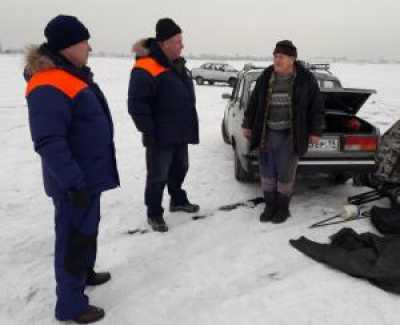 Два автомобиля провалились под лёд в Хакасии