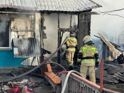 В Саяногорске пожарные потушили два дома и баню
