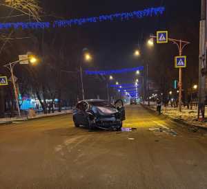 В Абакане водитель влетел в столб