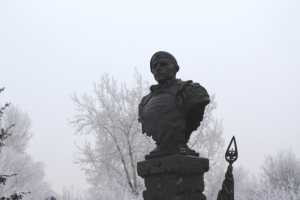 Памятник Герою России установили в Абакане