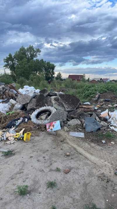 В Абакане ищут водителя грузовика, свалившего мусор на улице