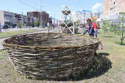 Огромные корзины устанавливают в Абакане