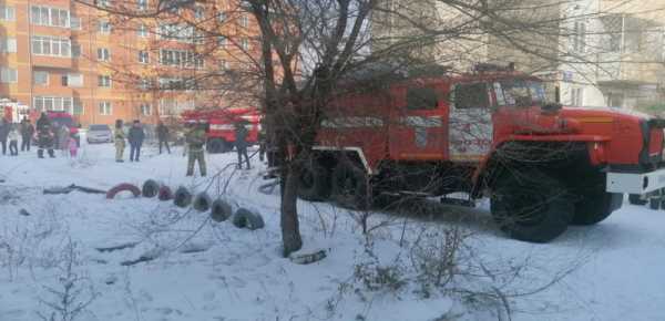 В Черногорске пожарные спасли из задымленного подъезда трёх человек