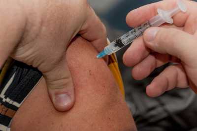 В Абакане начали ставить прививки против коронавирусной инфекции
