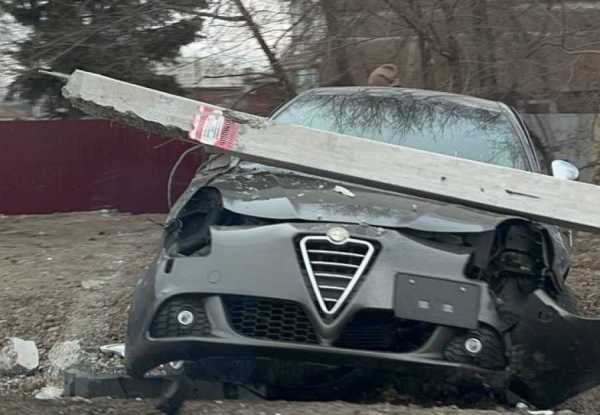 Alfa Romeo прижал столб в Абакане