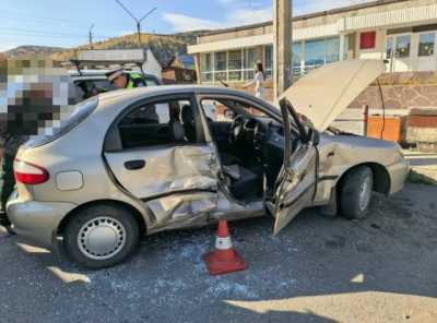 Женщину госпитализировали после аварии в Саяногорске