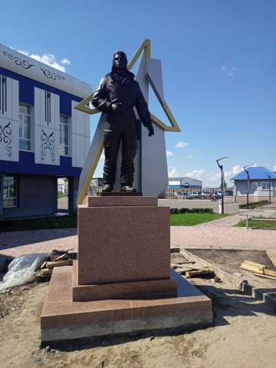 Памятник Герою установили у аэропорта Абакан
