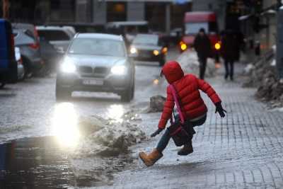 Лед на дорогах и тротуарах: предупреждение жителям Хакасии