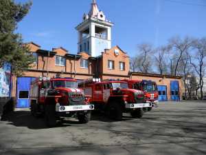 Абаканские пожарные потушили автомобиль ВАЗ