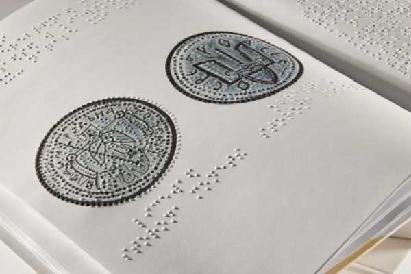 Более 3 тысяч комплектов книг, выполненных шрифтом Брайля, отправил в регионы Банк России