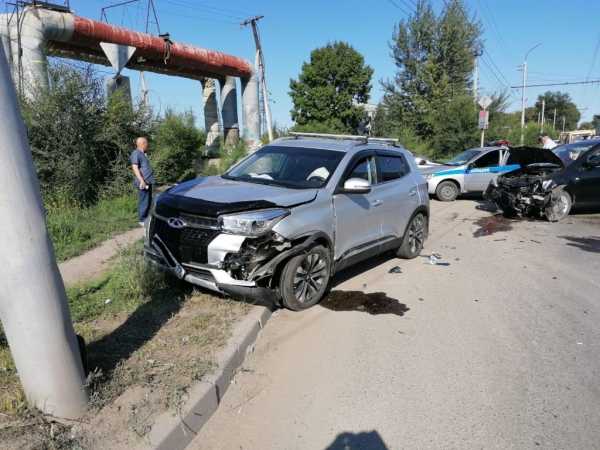 В Абакане на перекрестке не разъехались две иномарки