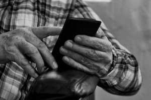 Инструкция: как защитить своих бабушек и дедушек от телефонных мошенников