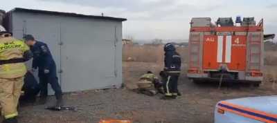 Пожарные Черногорска спасли мальчика из железного плена