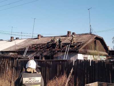 В Черногорске поджог стал причиной пожара в многоквартирном доме барачного типа