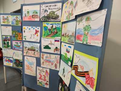 В Центре обслуживания клиентов АтомЭнергоСбыта открылась выставка детских рисунков ко Дню защитника Отечества