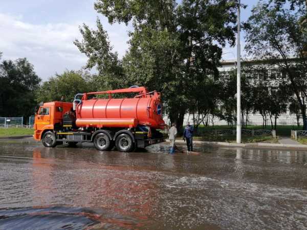 В Абакане откачивают дождевые стоки, восстанавливают работу светофоров