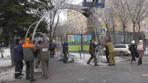 Проспект Ленина украшают к Новому году