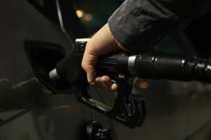 Индекс бензина 2021: Россиянин купит на среднюю зарплату 938 л топлива, а американец — 4 723 л
