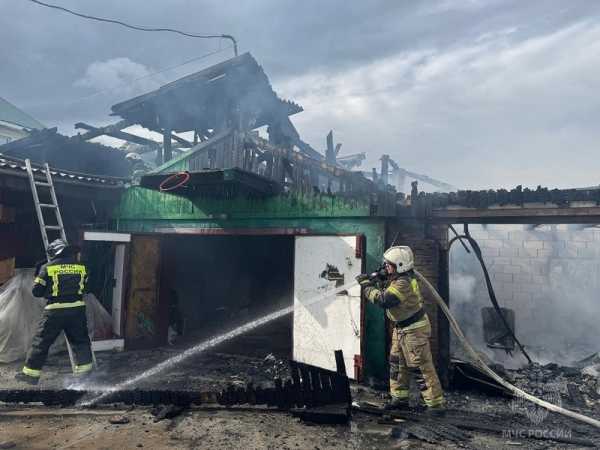 Гаражи пострадали от огня в Саяногорске