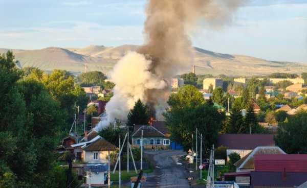 Жилой дом полыхал в Абакане