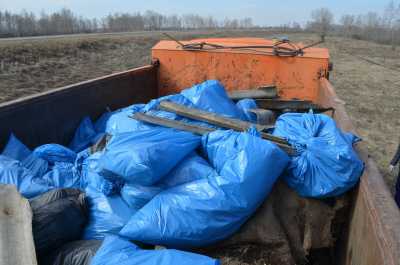 Всероссийский субботник: даже республиканские чиновники убирали мусор