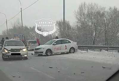 Машины раскидало на автодороге Абакан-Черногорск