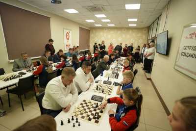 Предприниматели сразились в шахматы с юными абаканцами