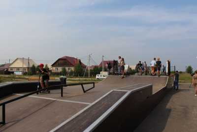 На улице Рублёва детвора с восторгом осваивает новую скейт-площадку