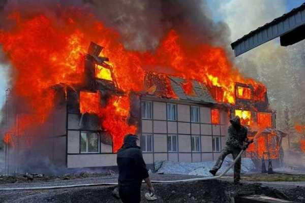 В Ергаках сгорел гостевой домик