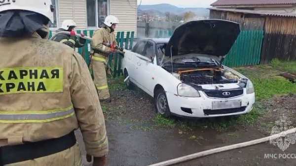 Автобус, погрузчик, автомобиль и жилой дом тушили в Хакасии на выходных