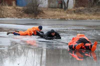 В реальных условиях: МЧС показали, как спасать человека, провалившегося под лед
