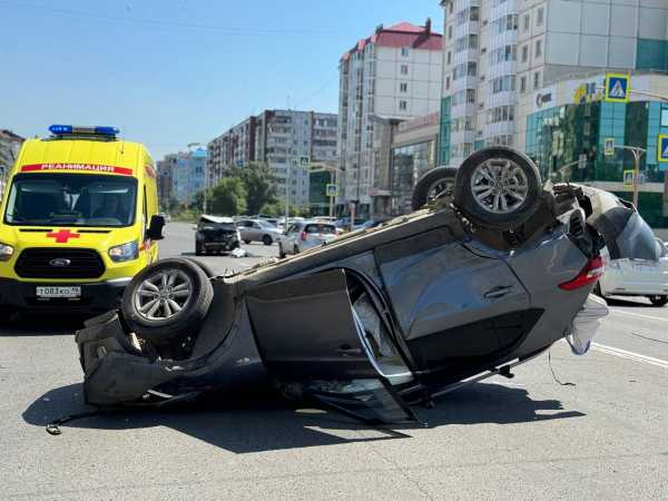 Одна иномарка перевернулась, а другая влетела в отбойник: ДТП в Абакане