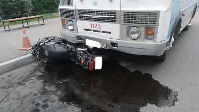 Мотоциклист попал под колеса автобуса в Абакане
