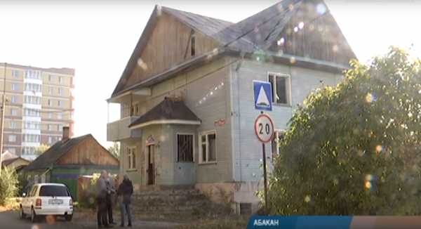Ночлежка и наркопритон: в Абакане рядом со школой стоит опасный бесхозный дом
