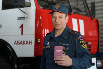 Абаканский пожарный стал почетным донором России