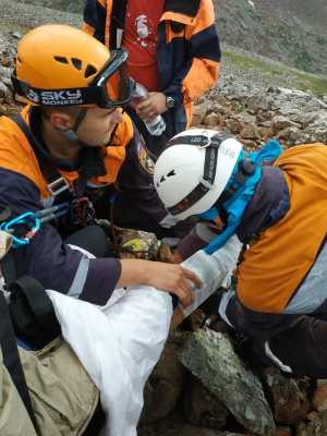 Спасатели ЮСПСО МЧС оказали помощь пострадавшей туристке и эвакуировали ее вертолетом
