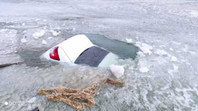Автомобиль ушел под лед Красноярского водохранилища