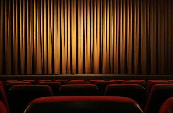 Привитые от коронавируса жители Хакасии получат скидку на билеты в театр