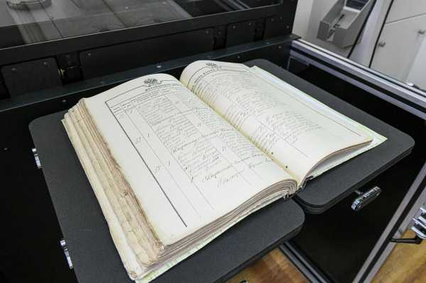 В национальном архиве Хакасии появилась бесконтактная оцифровка документов