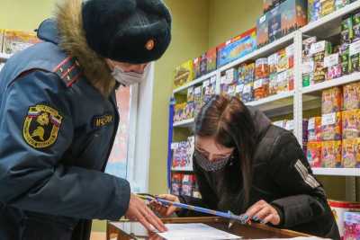 В Хакасии пожарный надзор посещает точки торговли пиротехникой и фейерверками