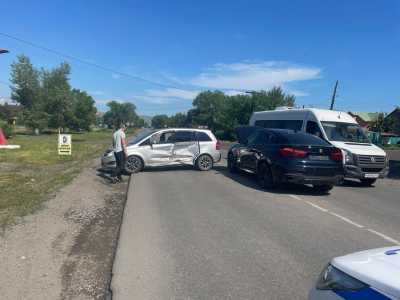 Бесправница в Усть-Абакане врезалась в BMW