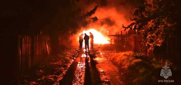 Пожарные спасли двух взрослых и ребенка в Абакане