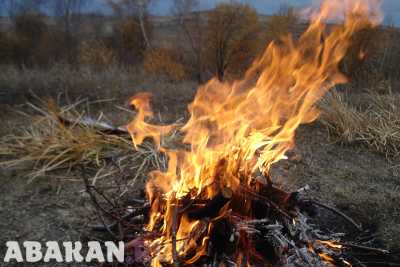 Дом, постройки и баню тушили в Абакане